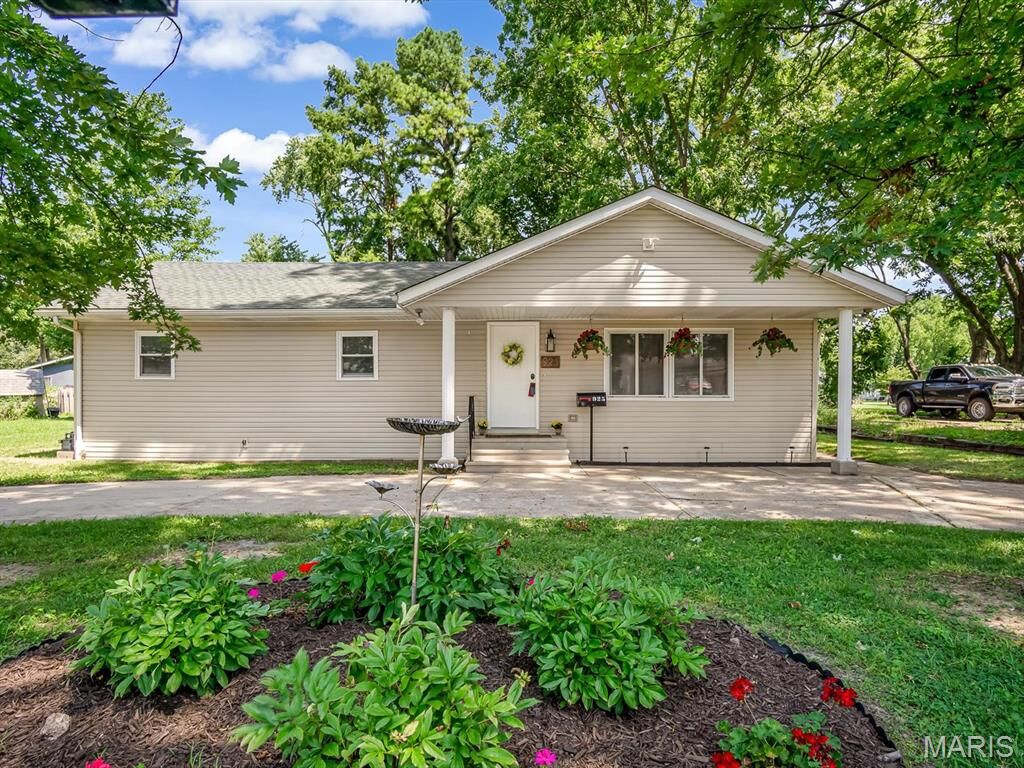 Property Photo: 925 W Green Street IL 62258