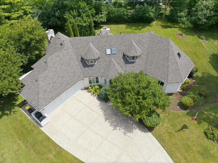 Property Photo: 34 Robin Hood Ranch IL 60523