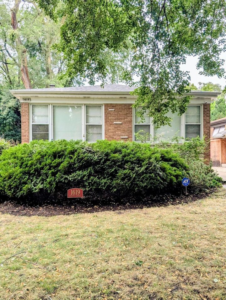 Property Photo: 1619 Seward Street IL 60202