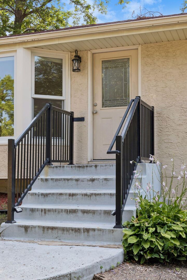 Property Photo:  1030 Prior Avenue S  MN 55116 