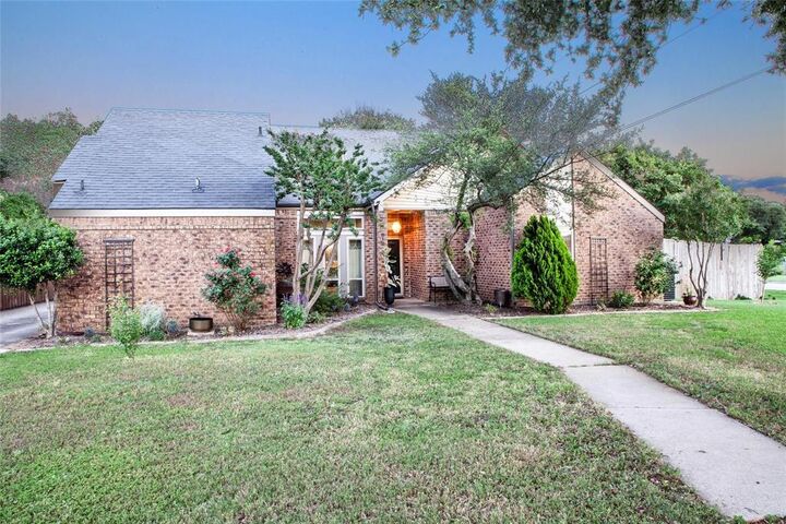 Property Photo: 810 Highland Hills Lane TX 75077