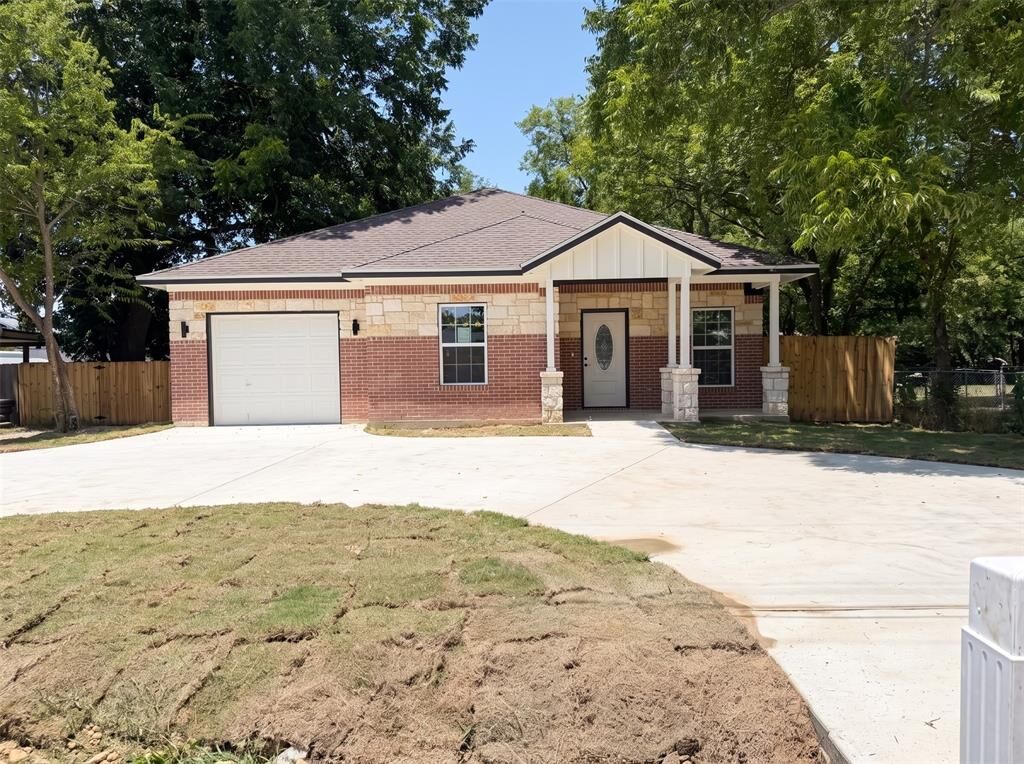 Property Photo:  922 Gibbard Avenue  TX 75169 