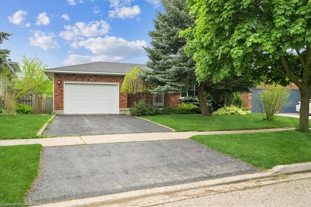 Property Photo:  47 Claycroft Crescent Upper  ON N2N 2R6 