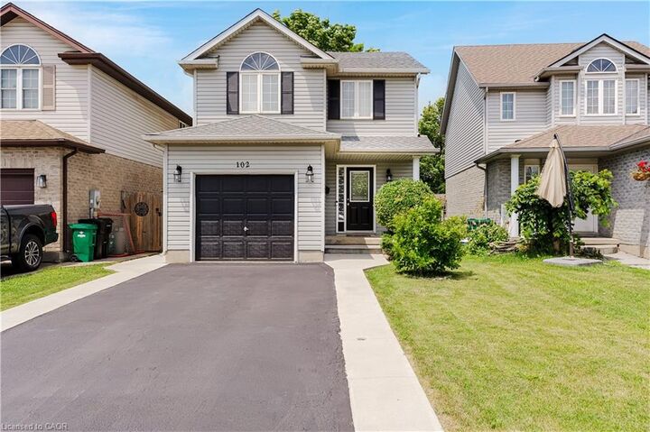102 Chateau Crescent — photo 1