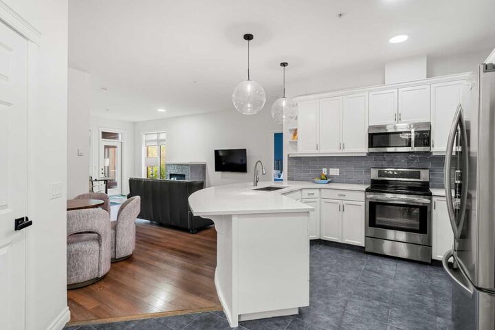 Property Photo:  14 Hemlock Crescent SW 5208  AB T3C 2Z1 