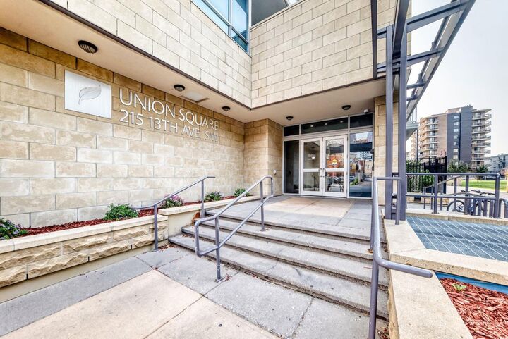 Property Photo:  215 13 Avenue SW 2305  AB T2R 0V6 