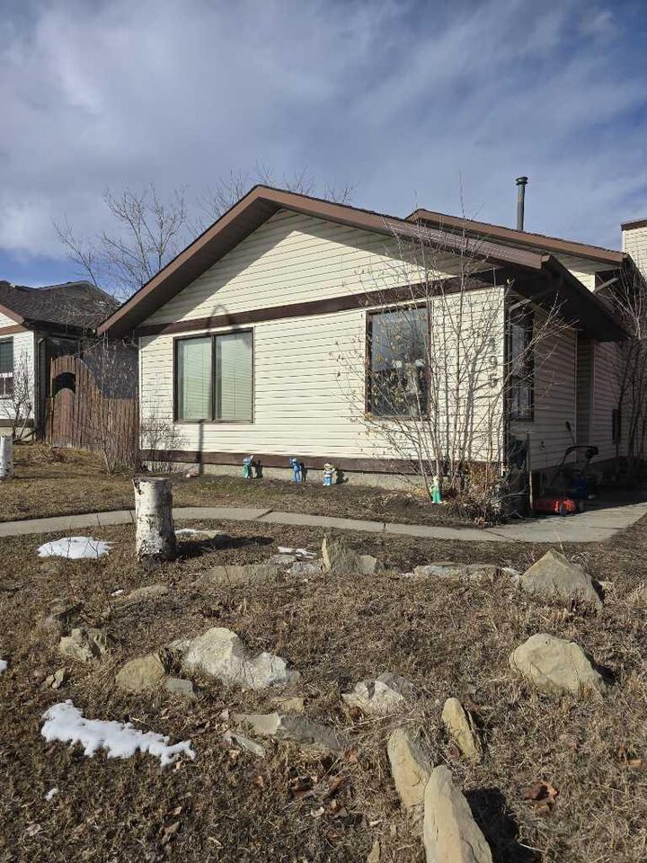 195 Shawglen Road SW — photo 1