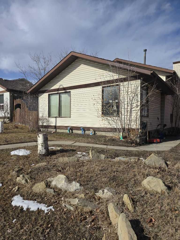 Property Photo:  195 Shawglen Road SW  AB T2Y 1Y2 