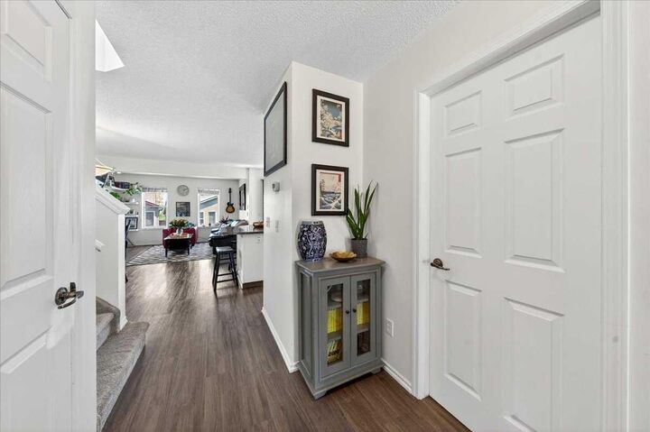 Property Photo:  194 Everoak Gardens SW  AB T2Y 0C6 