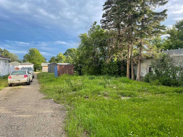 10817 108 Ave Avenue E — photo 1