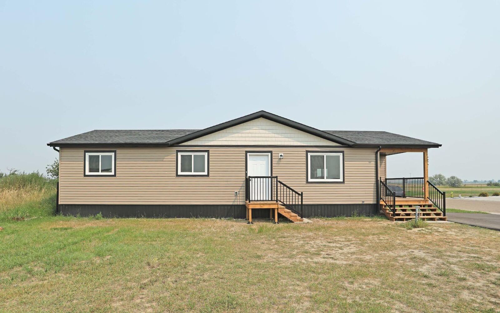 Property Photo:  321 20 Street E  AB T1R 0W9 