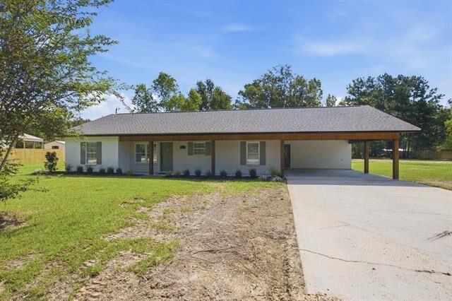 Property Photo:  121 Wildflower  LA 70652 