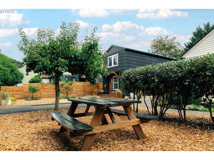 Property Photo: 5614 NE Simpson St OR 97218