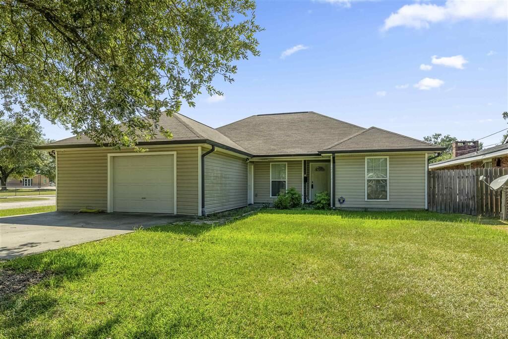 Property Photo:  2116 5th Avenue  LA 70601 