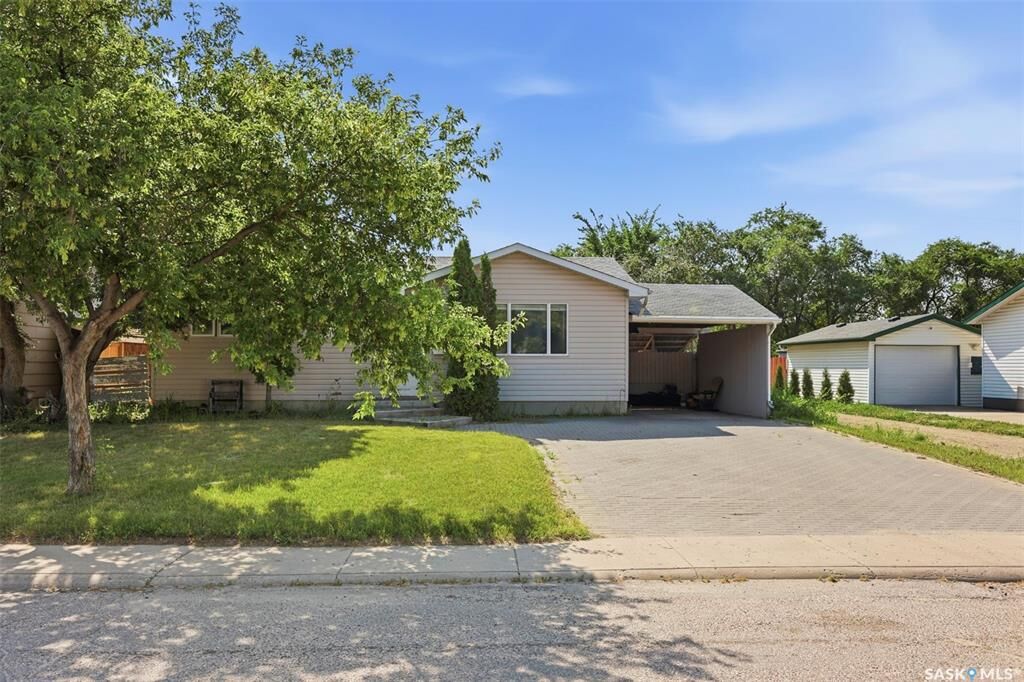 Property Photo:  30 Marlborough Crescent  SK S7L 3T7 