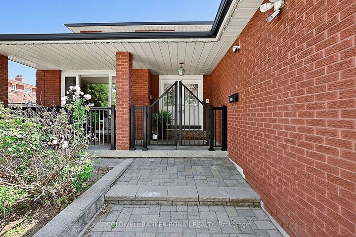 Property Photo: 33 Marevan Place ON L4L 3H7