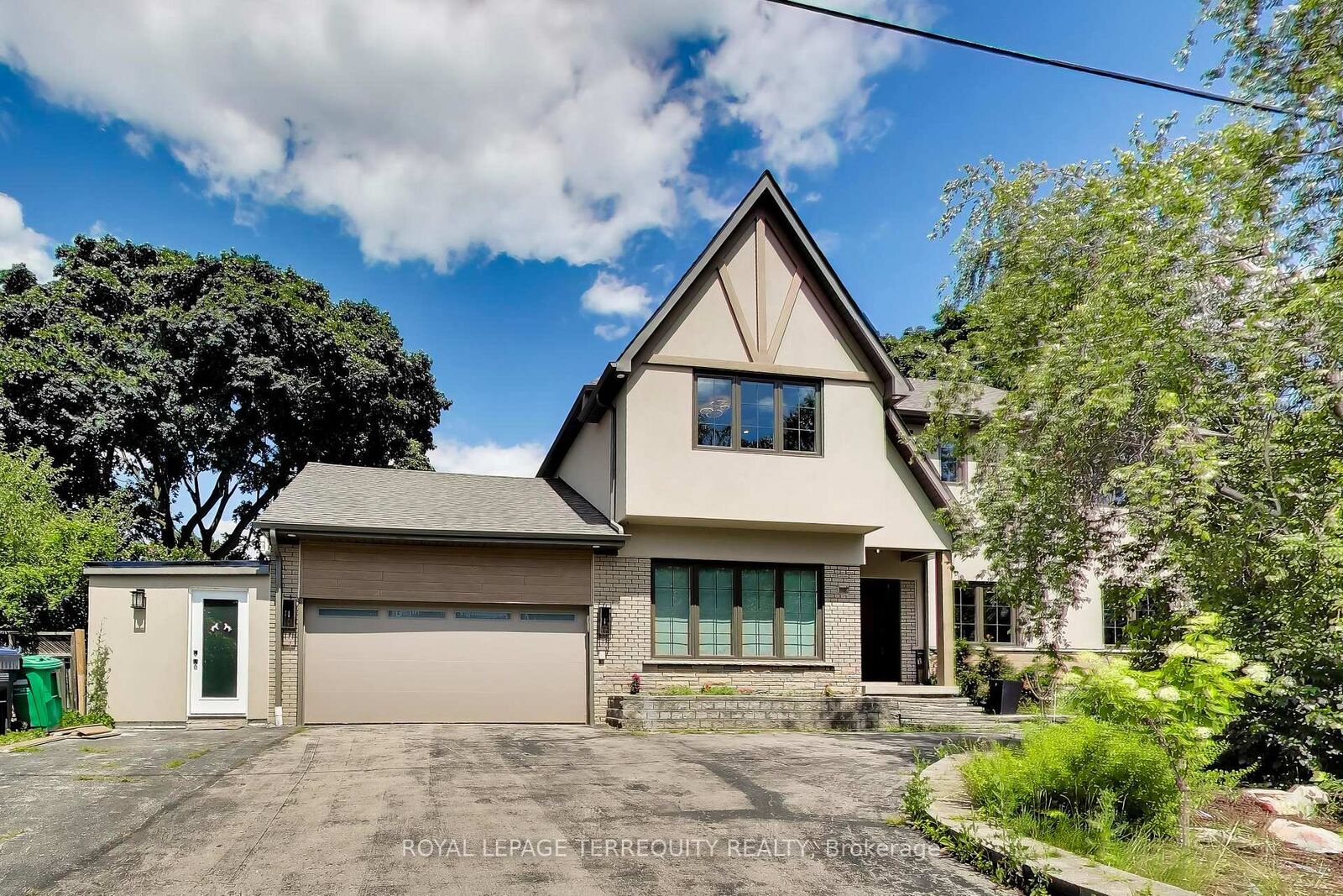Property Photo:  1621 Skyline Drive  ON L5E 2W9 