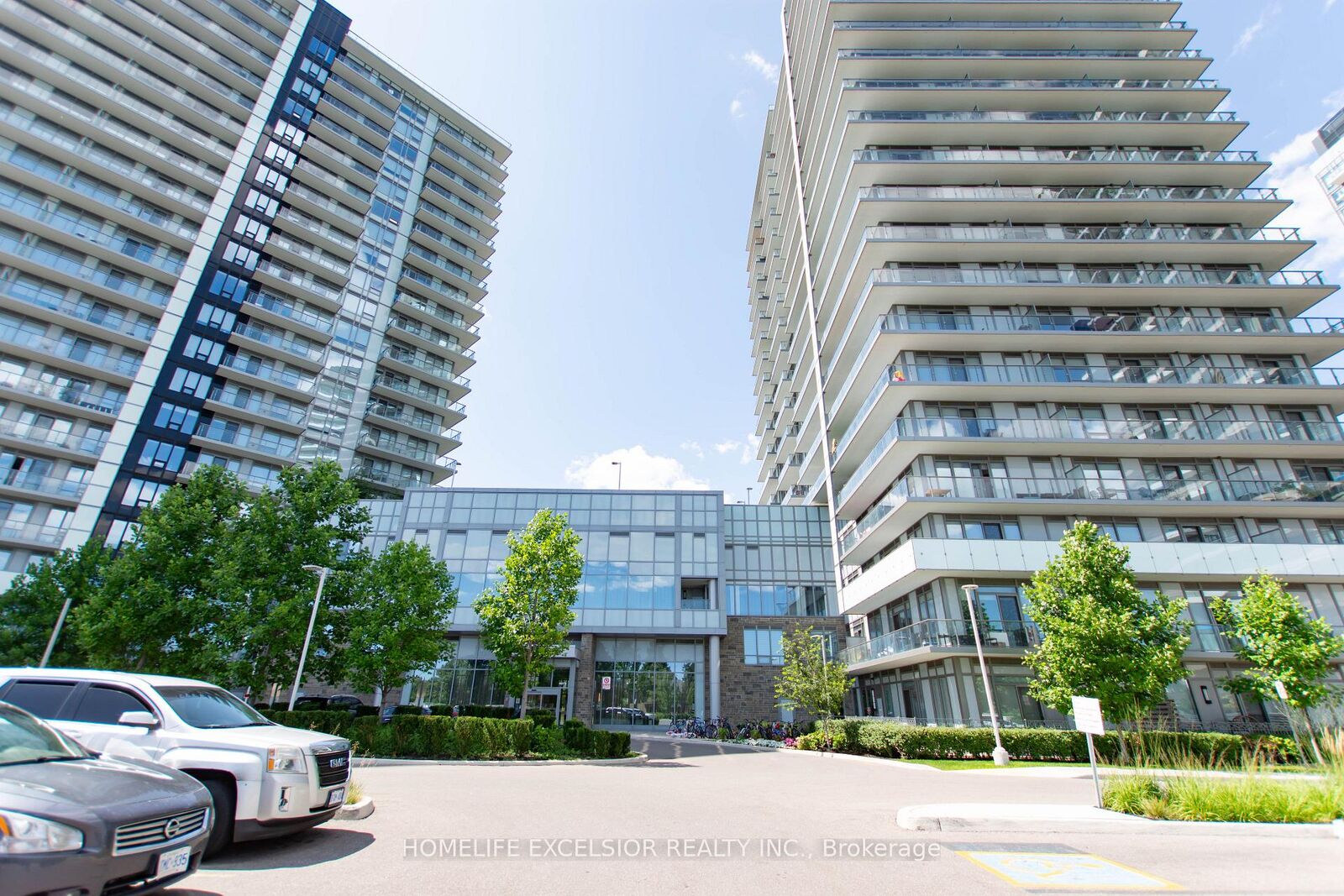 Property Photo: 4675 Metcalfe Avenue 804 ON L5M 0Z8