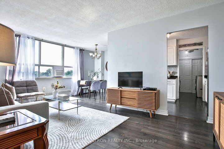 Property Photo: 5 Parkway Forest Drive 711 ON M2J 1L2