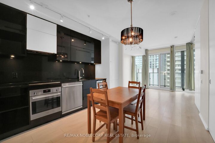 Property Photo:  125 Peter Street 2111  ON M5V 2G9 