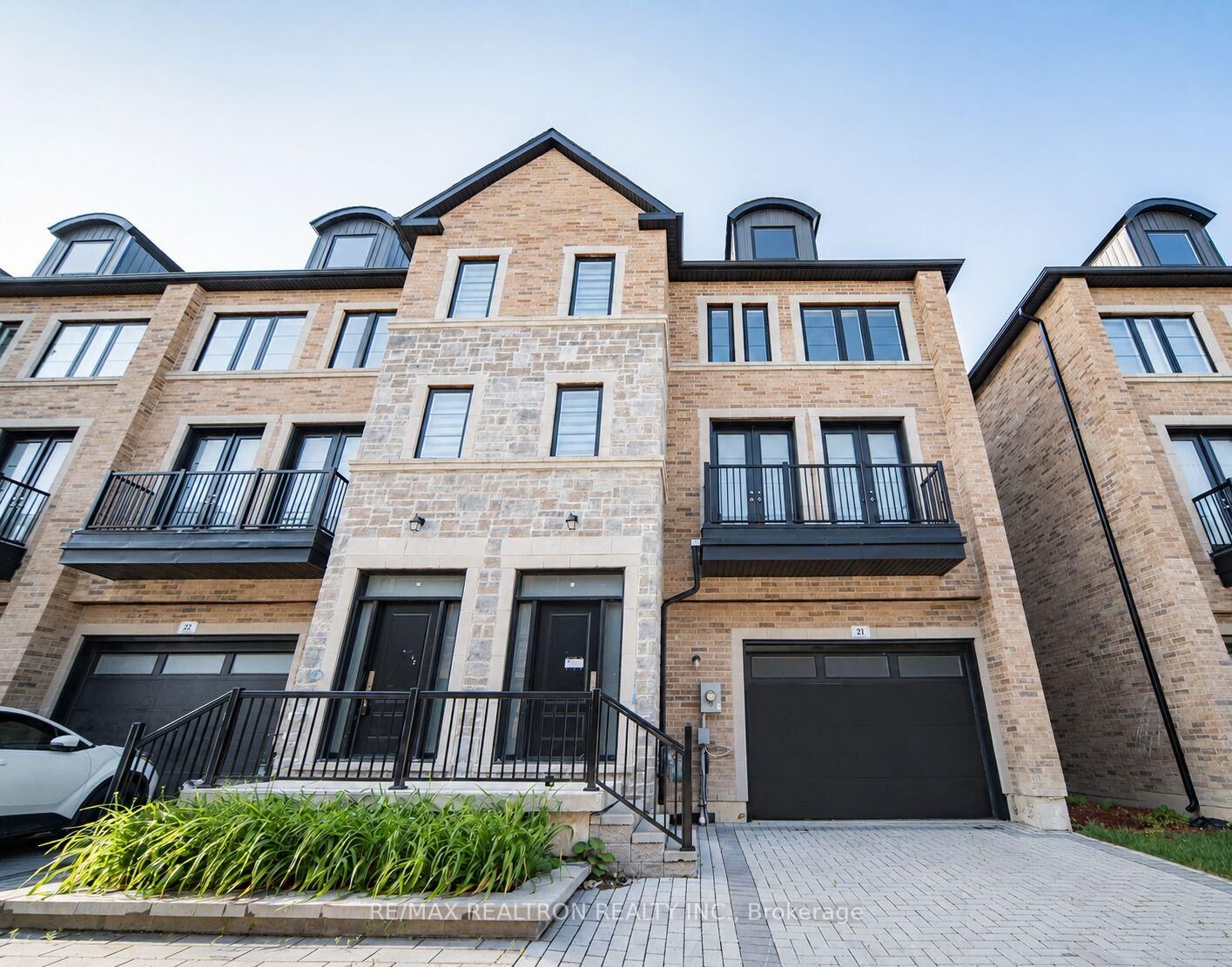 Property Photo:  260 Eagle Street 21  ON L3Y 1K1 