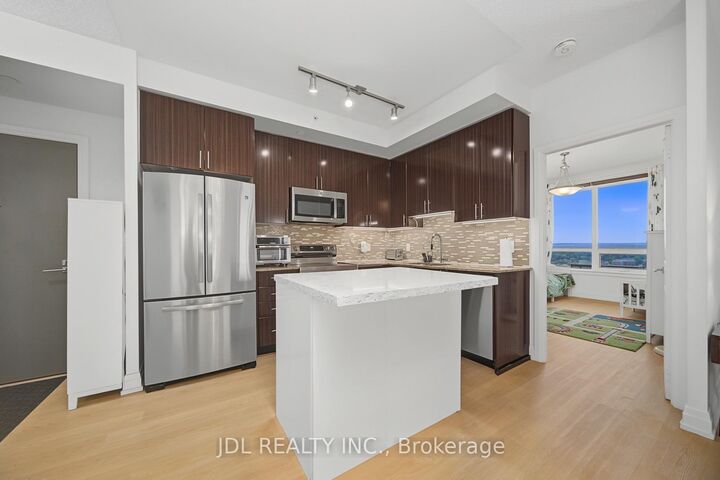 Property Photo:  7165 Yonge Street 902  ON L3T 0C9 