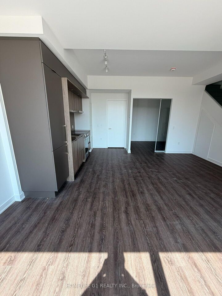 Property Photo:  448 Burnhamthorpe Road W Th2  ON L5B 0R4 