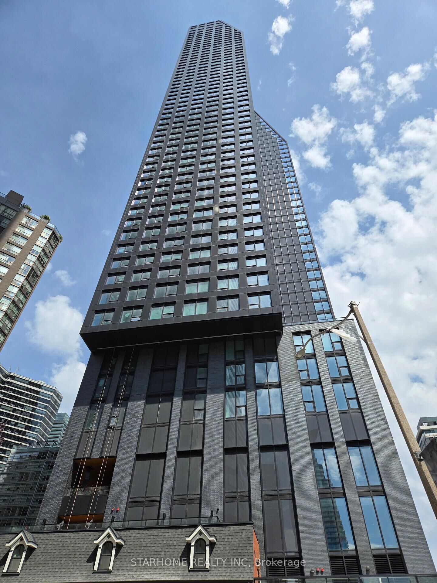 Property Photo:  8 Wellesley Street W 4615  ON M4Y 0J5 