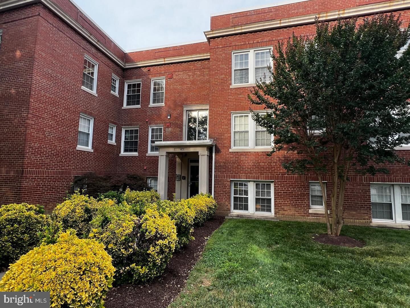 Property Photo: 401 Commonwealth Avenue 10B VA 22301