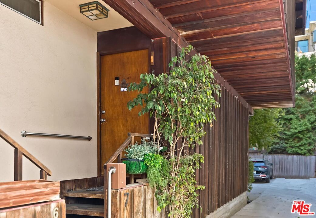Property Photo:  11616 Chenault St, Unit 11  CA 90049 