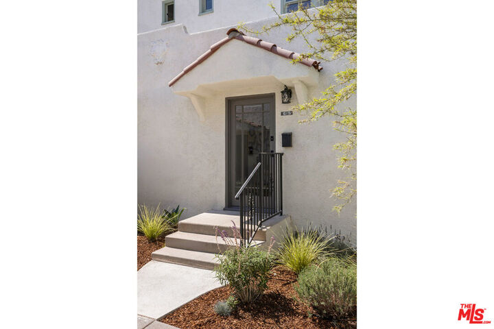 Property Photo:  619 N Sycamore Ave  CA 90036 