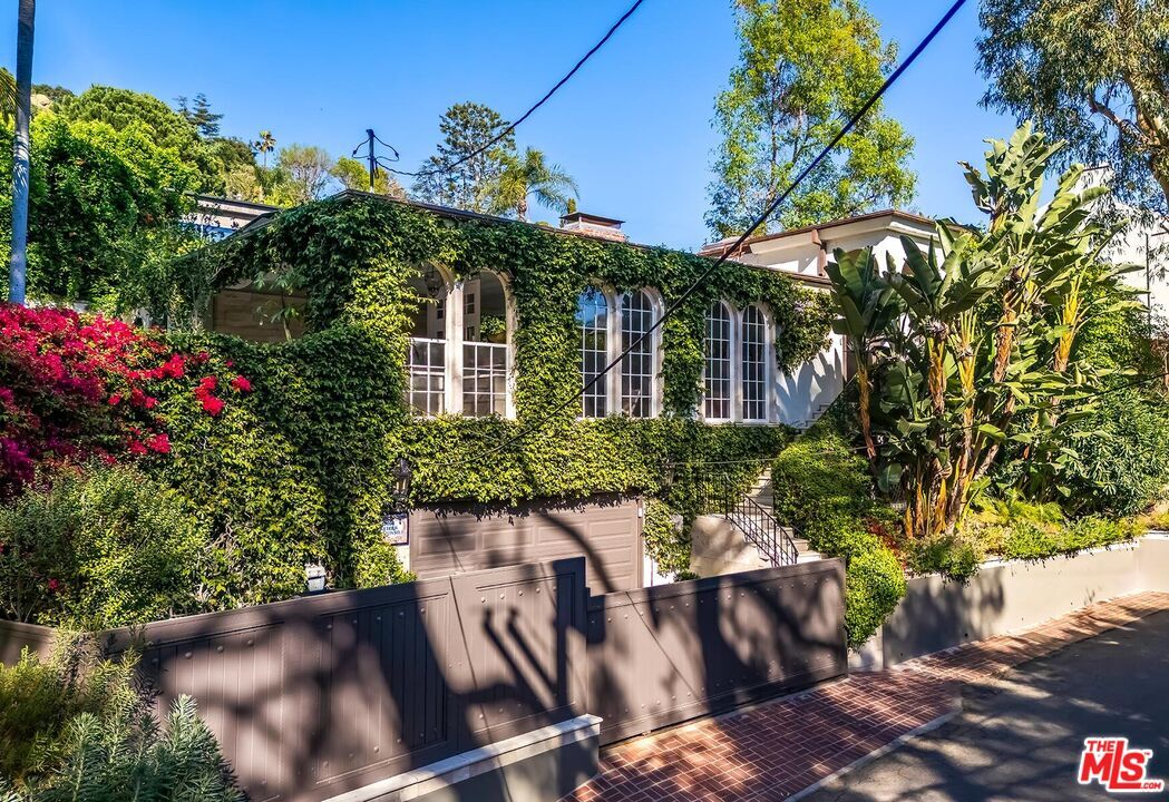 Property Photo:  2806 Nichols Canyon Rd  CA 90046 