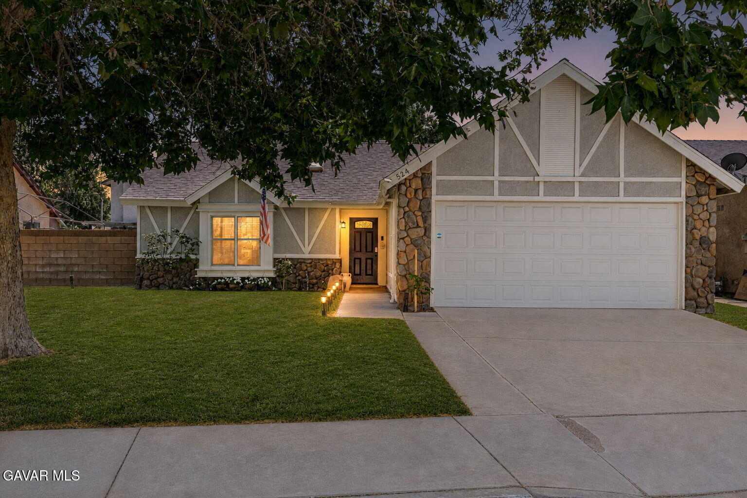 Property Photo: 524 E Ivyton Street CA 93535