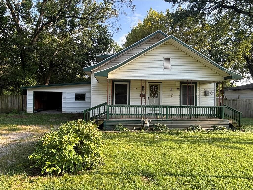 Property Photo: 213 W 7th Street KS 67335