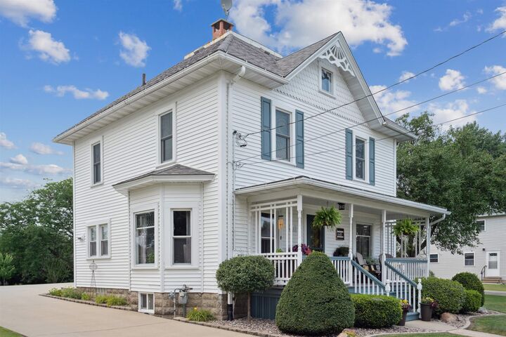 Property Photo:  411 Elkader Street  IA 52076 