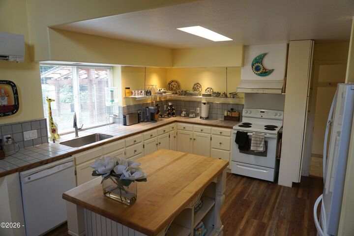 Property Photo: 230 1st Street OR 97369
