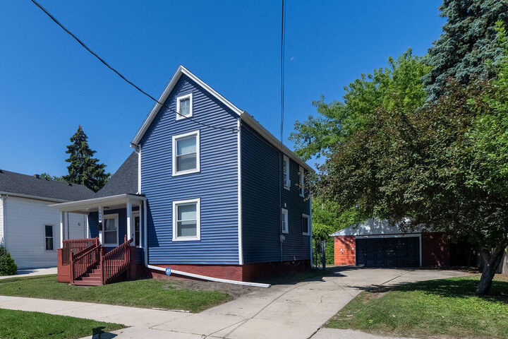 Property Photo:  1614 Saint Clair St  WI 53402 