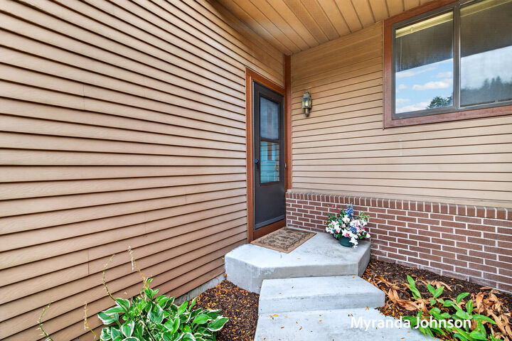 Property Photo: 743 Bradford Place NE MI 49525