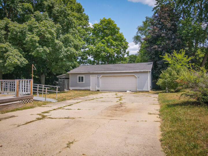 Property Photo: 910 Pleasant Street MI 48809