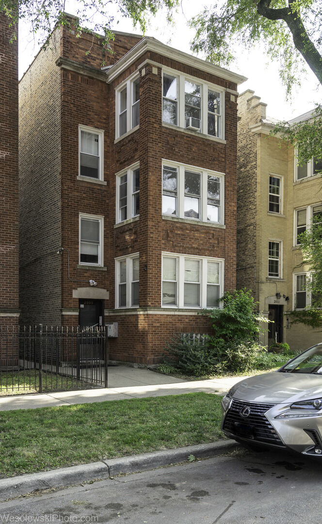 Property Photo:  2009 W Birchwood Avenue  IL 60645 