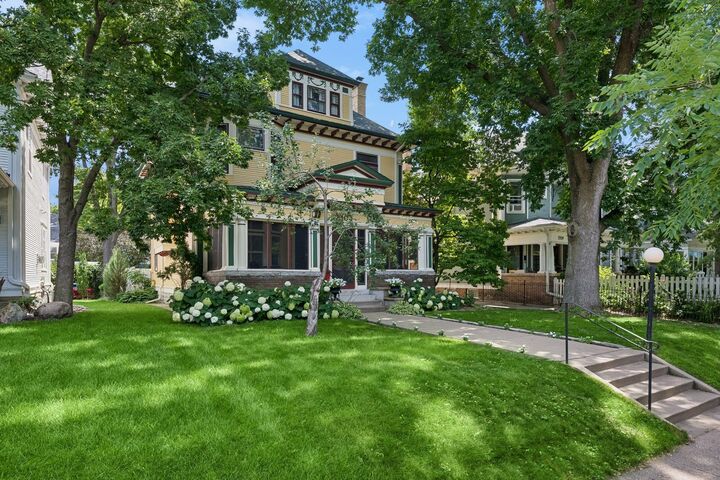 Property Photo:  2105 Girard Avenue S  MN 55405 