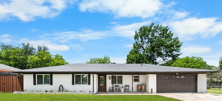 Property Photo: 436 Ball Street TX 76051