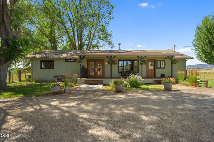 Property Photo: 7800 NW Lamonta Road OR 97754