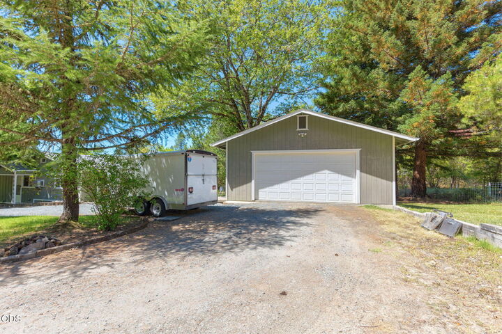 Property Photo: 484 Granite Hill Road OR 97526