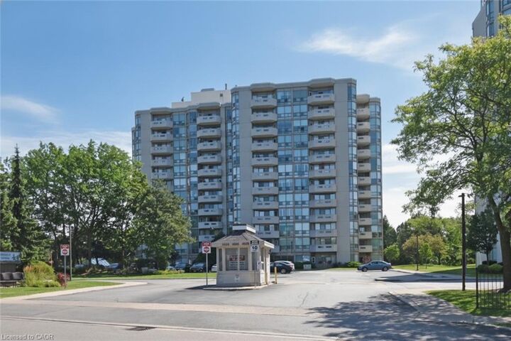 Property Photo: 5080 Pinedale Avenue 1001 ON L7L 5V7