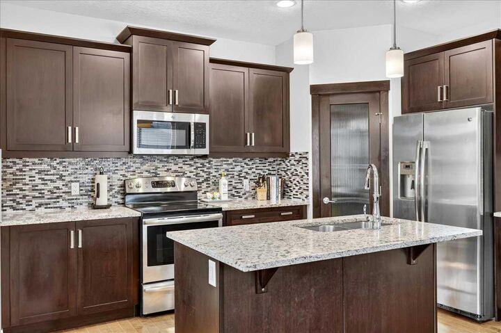 Property Photo:  28 Evansborough Gate NW  AB T3P 0M2 