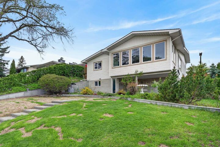 Property Photo: 11 Selkirk Drive SW AB T2W 0M3