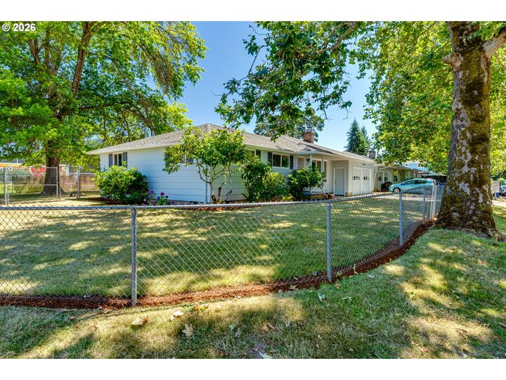 Property Photo: 2093 Grove St OR 97404
