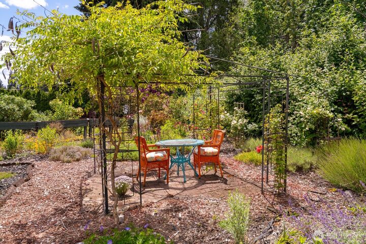 Property Photo:  1121  244th Street SW 19  WA 98021 