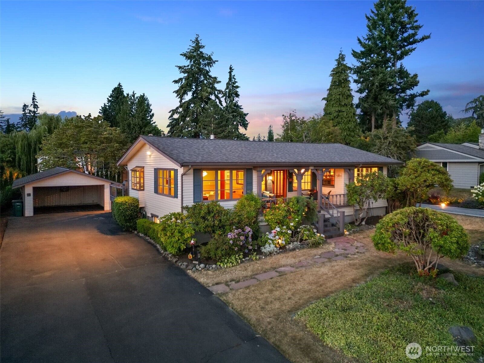 Property Photo: 916 18th Avenue W WA 98033